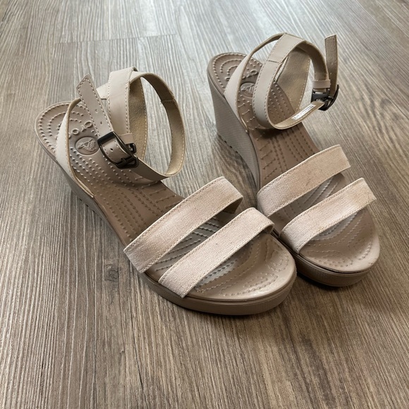 Crocs Women’s Leigh II Size 9 Cross Ankle Strap Wedge Sandals Beige Canvas - Picture 1 of 8